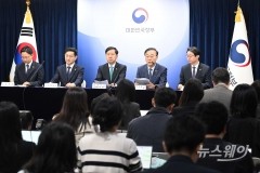 서울 집값 다시 들썩이자···57개월 만에 '규제지역 확대' 꺼냈다(종합)
