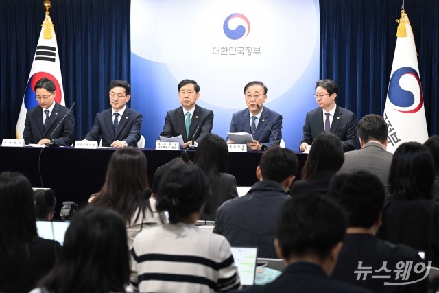 서울 집값 다시 들썩이자···57개월 만에 '규제지역 확대' 꺼냈다(종합)