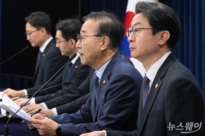 (오른쪽 두 번째)김윤덕 국토교통부 장관이 15일 오전 서울 종로구 정부서울청사에서 주택시장 안정화대책 관련 관계부처 합동 발표를 하고 있다. 사진=강민석 기자 kms@newsway.co.kr