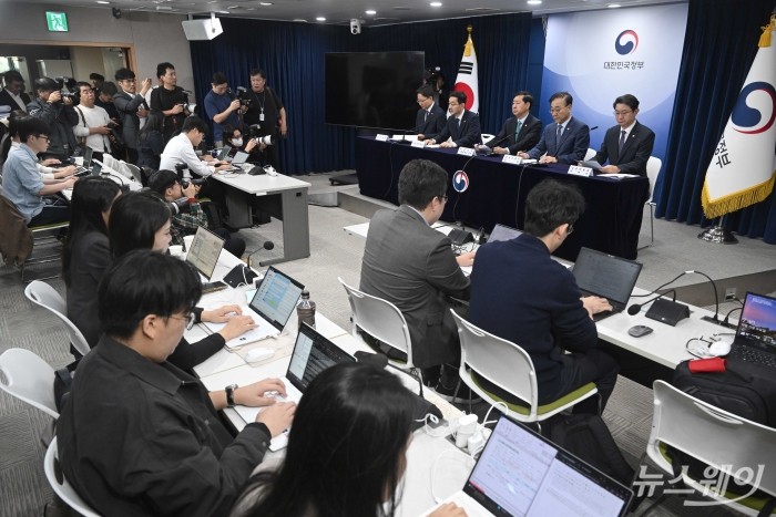 (왼쪽 두 번째)윤창렬 국무조정실장이 15일 오전 서울 종로구 정부서울청사에서 주택시장 안정화대책 관련 관계부처 합동 발표를 하고 있다. 사진=강민석 기자 kms@newsway.co.kr