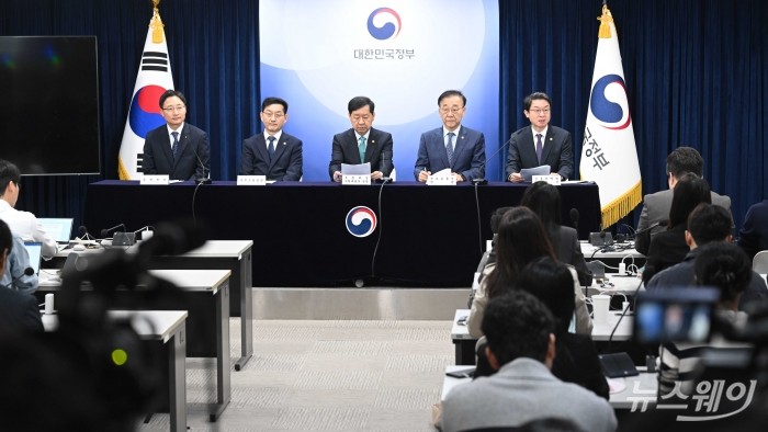 이억원 금융위원장이 15일 오전 서울 종로구 정부서울청사에서 주택시장 안정화대책 관련 관계부처 합동 발표를 하고 있다. 사진=강민석 기자 kms@newsway.co.kr