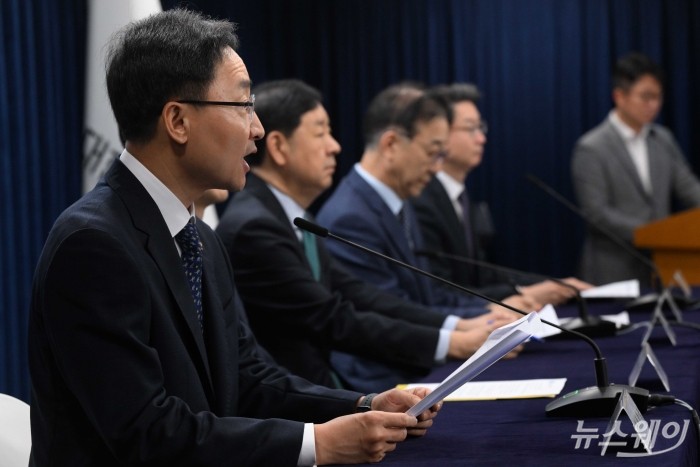 (왼쪽 첫 번째)임광현 국세청장이 15일 오전 서울 종로구 정부서울청사에서 주택시장 안정화대책 관련 관계부처 합동 발표를 하고 있다. 사진=강민석 기자 kms@newsway.co.kr