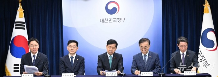 (왼쪽 첫 번째)임광현 국세청장이 15일 오전 서울 종로구 정부서울청사에서 주택시장 안정화대책 관련 관계부처 합동 발표를 하고 있다. 사진=강민석 기자 kms@newsway.co.kr