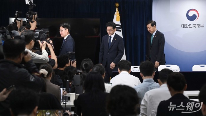 (오른쪽 첫 번째부터)구윤철 경제부총리 겸 기획재정부 장관, 윤창렬 국무조정실장, 임광현 국세청장이 15일 오전 서울 종로구 정부서울청사에서 주택시장 안정화 대책 관련 관계부처 합동 발표를 마친 뒤 발표장을 나서고 있다. 사진=강민석 기자 kms@newsway.co.kr
