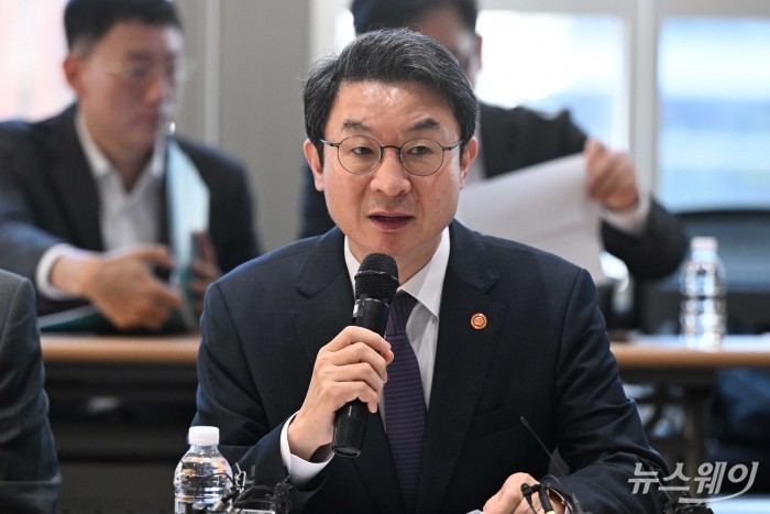 이억원 금융위원장이 15일 오전 서울 중구 서민금융진흥원에서 열린 소비자 서민금융 대전환을 위한 간담회에서 모두발언을 하고 있다. 사진=강민석 기자 kms@newsway.co.kr