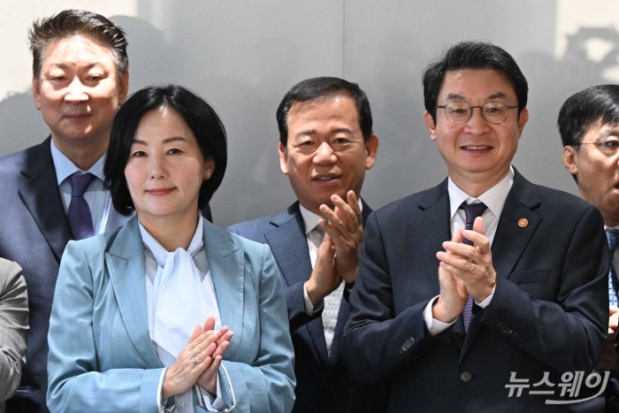 (앞 줄 오른쪽)이억원 금융위원장을 비롯한 참석자들이 15일 오전 서울 중구 서민금융진흥원에서 열린 소비자 서민금융 대전환을 위한 간담회에서 기념촬영을 하고 있다. 사진=강민석 기자 kms@newsway.co.kr