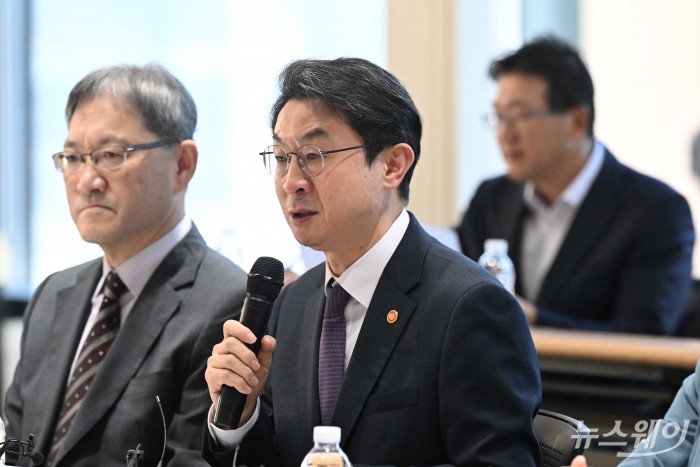 이억원 금융위원장이 15일 오전 서울 중구 서민금융진흥원에서 열린 소비자 서민금융 대전환을 위한 간담회에서 모두발언을 하고 있다. 사진=강민석 기자 kms@newsway.co.kr