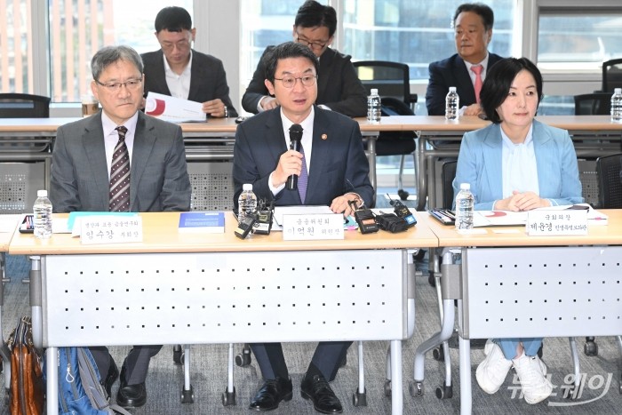 이억원 금융위원장이 15일 오전 서울 중구 서민금융진흥원에서 열린 소비자 서민금융 대전환을 위한 간담회에서 모두발언을 하고 있다. 사진=강민석 기자 kms@newsway.co.kr