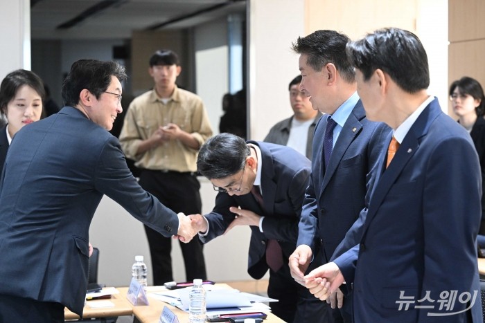 이억원 금융위원장과 이태훈 은행연합회 전무가 15일 오전 서울 중구 서민금융진흥원에서 열린 소비자 서민금융 대전환을 위한 간담회에서 악수를 하고 있다. 사진=강민석 기자 kms@newsway.co.kr