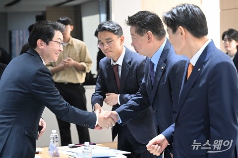 악수 나누는 이억원·오화경·김철주·이태훈