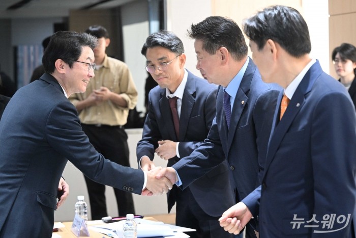 이억원 금융위원장과 오화경 저축은행중앙회장이 15일 오전 서울 중구 서민금융진흥원에서 열린 소비자 서민금융 대전환을 위한 간담회에서 악수를 하고 있다. 사진=강민석 기자 kms@newsway.co.kr