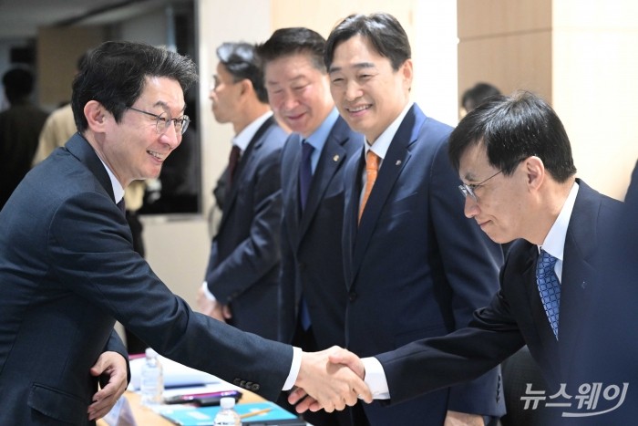 이억원 금융위원장과 김철주 생명보험협회장이 15일 오전 서울 중구 서민금융진흥원에서 열린 소비자 서민금융 대전환을 위한 간담회에서 악수를 하고 있다. 사진=강민석 기자 kms@newsway.co.kr