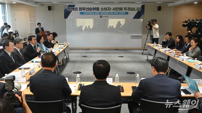 이억원 금융위원장이 15일 오전 서울 중구 서민금융진흥원에서 열린 소비자 서민금융 대전환을 위한 간담회에서 모두발언을 하고 있다. 사진=강민석 기자 kms@newsway.co.kr