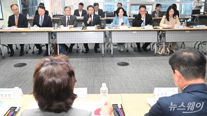 이억원 금융위원장이 15일 오전 서울 중구 서민금융진흥원에서 열린 소비자 서민금융 대전환을 위한 간담회에서 모두발언을 하고 있다. 사진=강민석 기자 kms@newsway.co.kr