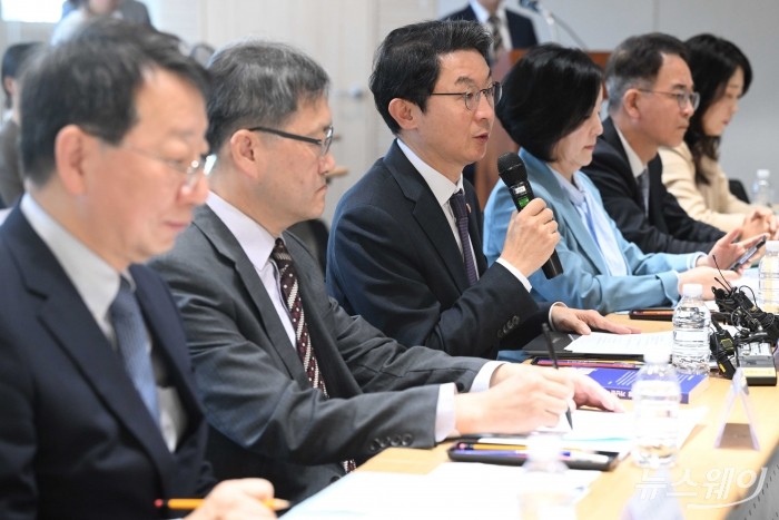 이억원 금융위원장이 15일 오전 서울 중구 서민금융진흥원에서 열린 소비자 서민금융 대전환을 위한 간담회에서 모두발언을 하고 있다. 사진=강민석 기자 kms@newsway.co.kr