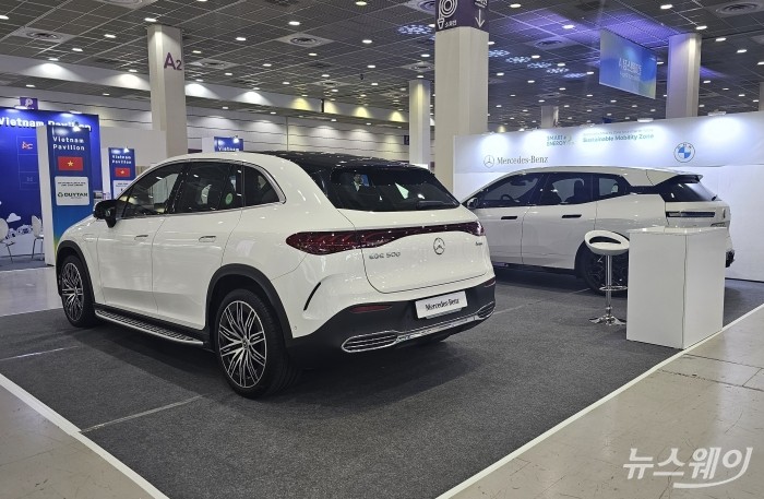 (왼쪽)벤츠 EQE 500 SUV (오른쪽) BMW의 뉴 iX 모델. 사진=이자경 기자