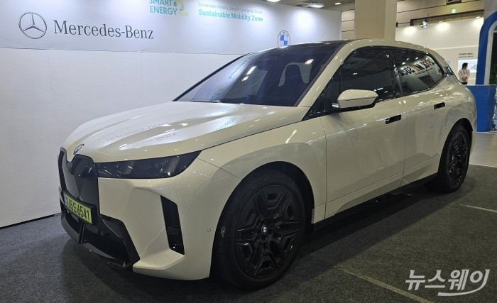 BMW의 뉴 iX 모델. 사진=이자경 기자