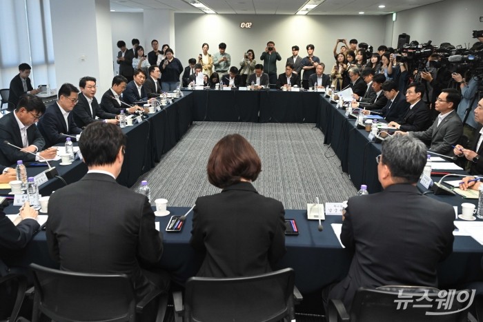 (왼쪽 세 번째)이억원 금융위원장이 16일 오전 서울 종로구 손해보험협회에서 열린 보험업권 CEO 간담회에서 모두발언을 하고 있다. 사진=강민석 기자 kms@newsway.co.kr