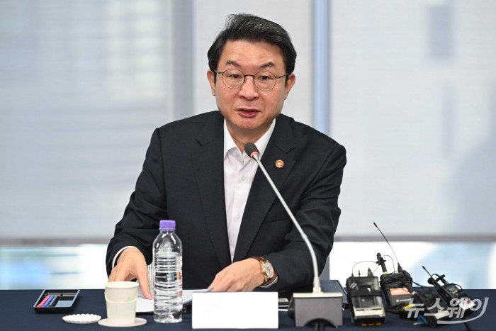 이억원 금융위원장이 16일 오전 서울 종로구 손해보험협회에서 열린 보험업권 CEO 간담회에서 모두발언을 하고 있다. 사진=강민석 기자 kms@newsway.co.kr