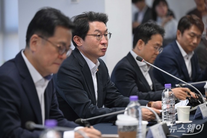 이억원 금융위원장이 16일 오전 서울 종로구 손해보험협회에서 열린 보험업권 CEO 간담회에서 모두발언을 하고 있다. 사진=강민석 기자 kms@newsway.co.kr