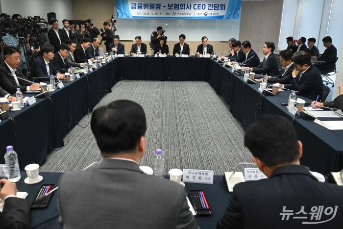 이억원 금융위원장이 16일 오전 서울 종로구 손해보험협회에서 열린 보험업권 CEO 간담회에서 모두발언을 하고 있다. 사진=강민석 기자 kms@newsway.co.kr