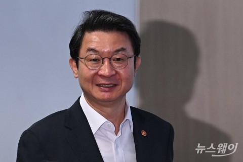 이억원 금융위원장, 사망보험금 유동화 점검 직접 나섰다