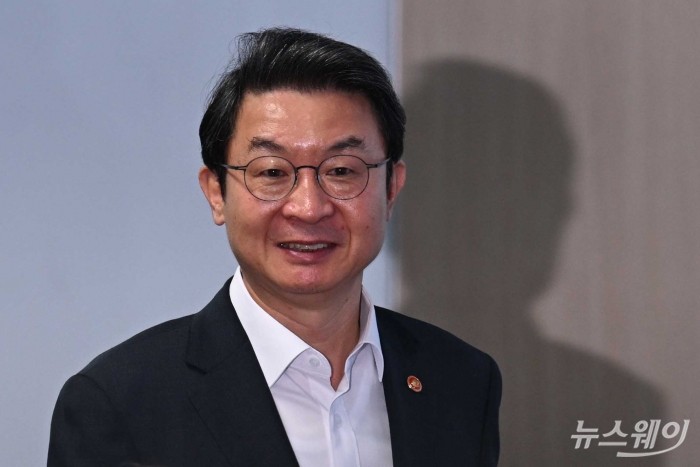 이억원 금융위원장이 16일 오전 서울 종로구 손해보험협회에서 열린 보험업권 CEO 간담회에 참석하기 위해 간담회장으로 들어서고 있다. 사진=강민석 기자 kms@newsway.co.kr