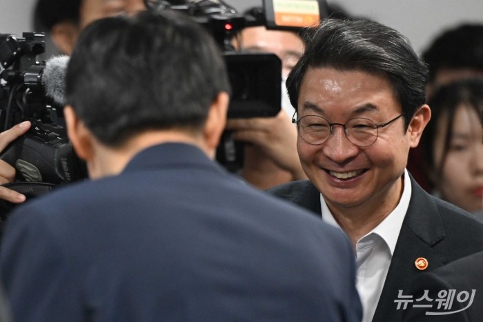 이억원 금융위원장과 이병래 손해보험협회장이 16일 오전 서울 종로구 손해보험협회에서 열린 보험업권 CEO 간담회에서 인사를 하고 있다. 사진=강민석 기자 kms@newsway.co.kr