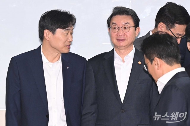 '보험업권 생산적 금융' 대화 나누는 이억원·이병래