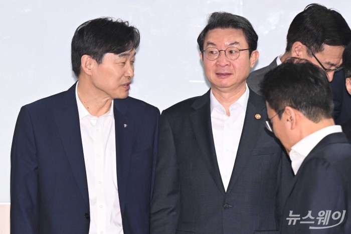 (오른쪽)이억원 금융위원장과 이병래 손해보험협회장이 16일 오전 서울 종로구 손해보험협회에서 열린 보험업권 CEO 간담회에서 대화를 하고 있다. 사진=강민석 기자 kms@newsway.co.kr