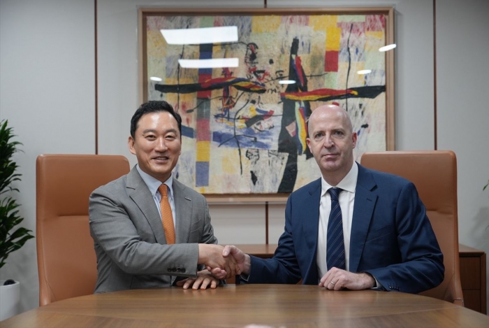김성환 한국투자증권 사장(왼쪽)과 댄 왓킨스(Dan Watkins) JP모간 아시아태평양 CEO가 16일 서울 여의도 한국투자증권 본사에서 만나 전략적 비즈니스 협력방안을 논의한 뒤 기념촬영을 하고 있다. 사진=한국투자증권 제공