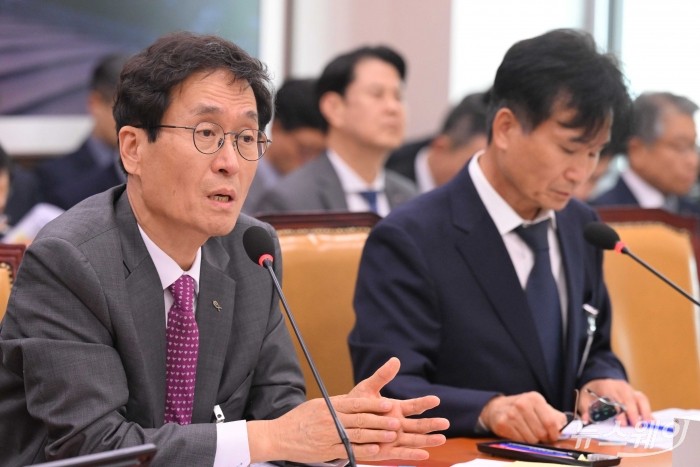 함진규 한국도로공사 사장이 16일 오후 서울 여의도 국회 국토교통위원회에서 열린 한국도로공사-한국교통안전공단 등에 대한 2025년도 국정감사에서 의원의 질의에 답변을 하고 있다. 사진=강민석 기자 kms@newsway.co.kr