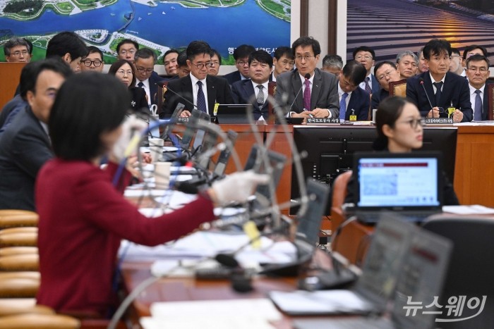함진규 한국도로공사 사장이 16일 오후 서울 여의도 국회 국토교통위원회에서 열린 한국도로공사-한국교통안전공단 등에 대한 2025년도 국정감사에서 김희정 국민의힘 의원의 고속도로 동파방지 열선 설치 부실 문제 관련 질문에 답변하고 있다. 사진=강민석 기자 kms@newsway.co.kr