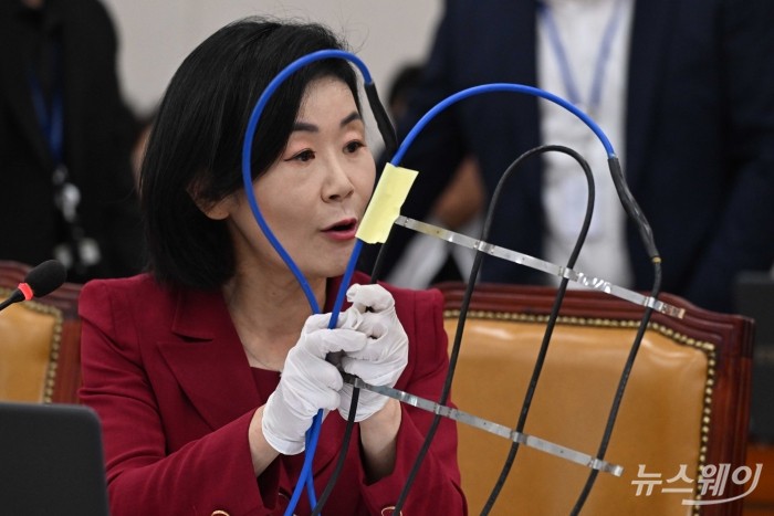 김희정 국민의힘 의원이 16일 오후 서울 여의도 국회 국토교통위원회에서 열린 한국도로공사·한국교통안전공단 등에 대한 2025년도 국정감사에서 함진규 한국도로공사 사장에게 고속도로 동파방지 열선 설치 부실 문제를 질의하고 있다. 사진=강민석 기자 kms@newsway.co.kr