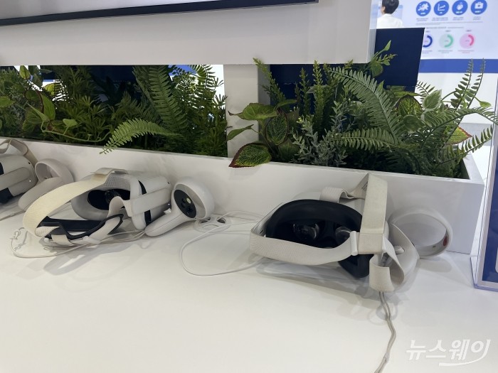 삼성바이오에피스 BIX 2025 부스에 있는 황반변성 질환 VR 체험 기기. 사진=현정인 기자