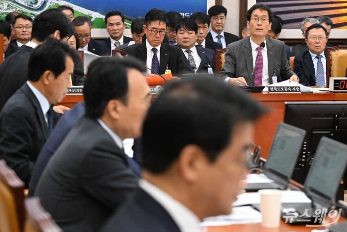 함진규 한국도로공사 사장이 16일 오후 서울 여의도 국회 국토교통위원회에서 열린 한국도로공사-한국교통안전공단 등에 대한 2025년도 국정감사에서 의원 질의에 답변하고 있다. 사진=강민석 기자 kms@newsway.co.kr