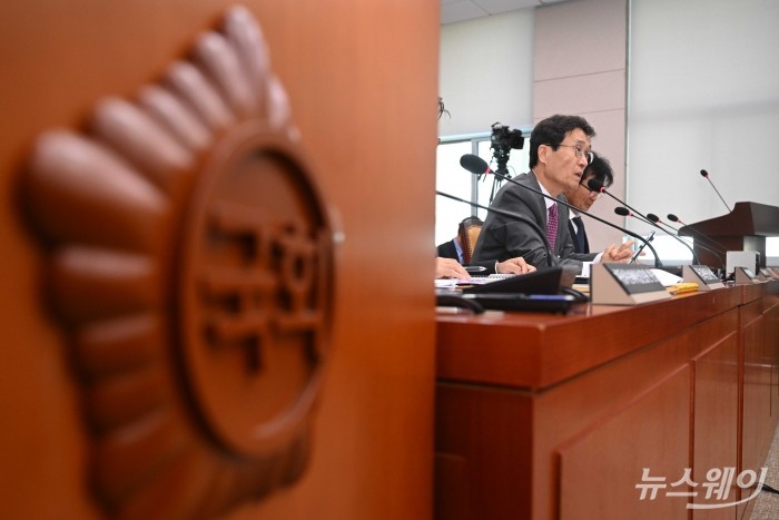 함진규 한국도로공사 사장이 16일 오후 서울 여의도 국회 국토교통위원회에서 열린 한국도로공사-한국교통안전공단 등에 대한 2025년도 국정감사에서 의원 질의에 답변하고 있다. 사진=강민석 기자 kms@newsway.co.kr