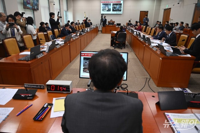 김희정 국민의힘 의원이 16일 오후 서울 여의도 국회 국토교통위원회에서 열린 한국도로공사·한국교통안전공단 등에 대한 2025년도 국정감사에서 함진규 한국도로공사 사장에게 고속도로 동파방지 열선 설치 부실 문제를 질의하고 있다. 사진=강민석 기자 kms@newsway.co.kr