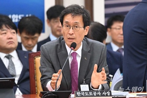 질의 답변하는 함진규 한국도로공사장