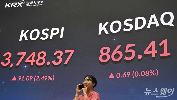 반도체주 랠리 등의 영향으로 코스피가 사상 첫 3700선을 돌파한 16일 오후 서울 여의도 한국거래소에 마련된 현황판에서 종가가 보이고 있다. 이날 코스피는 전 거래일 대비 91.09포인트(2.49%) 오른 3748.37, 코스닥은 0.69포인트(0.08%) 오른 865.41으로 장을 끝냈다. 사진=강민석 기자 kms@newsway.co.kr