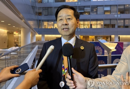 구윤철 부총리 겸 기획재정부 장관이 16일(현지시간) 워싱턴DC의 국제통화기금(IMF) 본부에서 특파원단 질문에 답하고 있다. 사진=연합뉴스