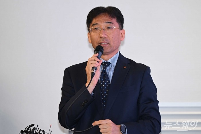 서창석 KT 네트워크 부문 부사장이 17일 오전 서울 종로구 KT 광화문 West 사옥에서 열린 '소액결제 및 개인정보 유출 피해 관련 전수 조사 결과' 기자간담회에서 발표하고 있다. 사진=강민석 기자 kms@newsway.co.kr
