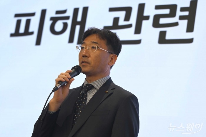 서창석 KT 네트워크 부문 부사장이 17일 오전 서울 종로구 KT 광화문 West 사옥에서 열린 '소액결제 및 개인정보 유출 피해 관련 전수 조사 결과' 기자간담회에서 발표하기 앞서 피해 고객들에게 사과하고 있다. 사진=강민석 기자 kms@newsway.co.kr