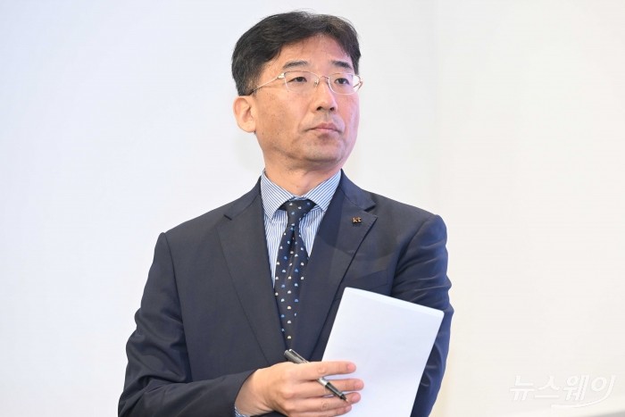 서창석 KT 네트워크 부문 부사장이 17일 오전 서울 종로구 KT 광화문 West 사옥에서 열린 '소액결제 및 개인정보 유출 피해 관련 전수 조사 결과' 기자간담회에서 취재진의 질문을 듣고 있다. 사진=강민석 기자 kms@newsway.co.kr