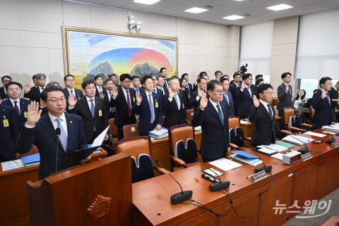 정무위 국감 증인선서하는 이억원·김성태·박상진·권대영
