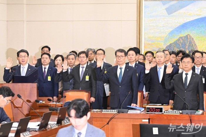 (앞 줄 왼쪽부터)이억원 금융위원장과 김성태 IBK기업은행장, 박상진 한국산업은행 회장이 20일 오전 서울 여의도 국회 정무위원회에서 열린 금융위원회-한국산업은행-중소기업은행에 대한 2025년도 국정감사에서 증인선서를 하고 있다. 사진=강민석 기자 kms@newsway.co.kr