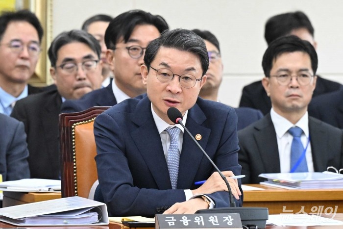 이억원 금융위원장이 20일 오전 서울 여의도 국회 정무위원회에서 열린 금융위원회-한국산업은행-중소기업은행에 대한 2025년도 국정감사에서 의원의 질문에 답변을 하고 있다. 사진=강민석 기자 kms@newsway.co.kr