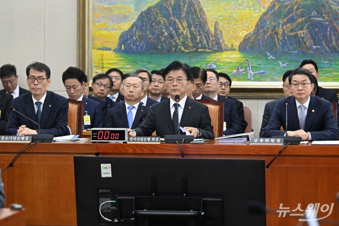 (왼쪽부터)김성태 IBK기업은행장, 박상진 한국산업은행 회장, 이억원 금융위원장이 20일 오전 서울 여의도 국회 정무위원회에서 열린 금융위원회-한국산업은행-중소기업은행에 대한 2025년도 국정감사에서 의원의 질문을 경청하고 있다. 사진=강민석 기자 kms@newsway.co.kr