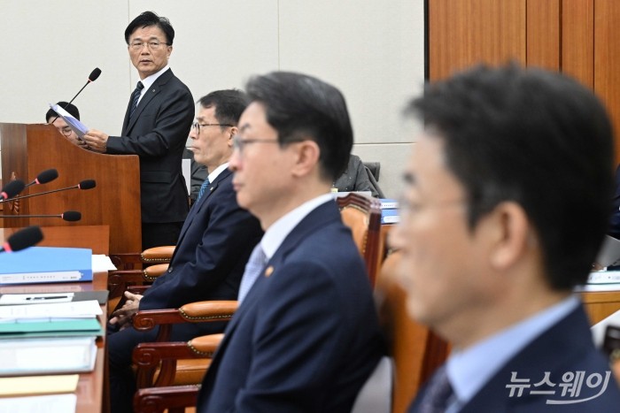 박상진 한국산업은행 회장이 20일 오전 서울 여의도 국회 정무위원회에서 열린 금융위원회-한국산업은행-중소기업은행에 대한 2025년도 국정감사에서 인사말을 하고 있다. 사진=강민석 기자 kms@newsway.co.kr