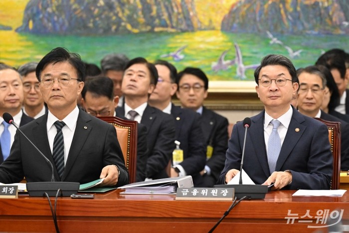 (왼쪽)박상진 한국산업은행 회장, 이억원 금융위원장이 20일 오전 서울 여의도 국회 정무위원회에서 열린 금융위원회-한국산업은행-중소기업은행에 대한 2025년도 국정감사에서 의원의 질문을 경청하고 있다. 사진=강민석 기자 kms@newsway.co.kr